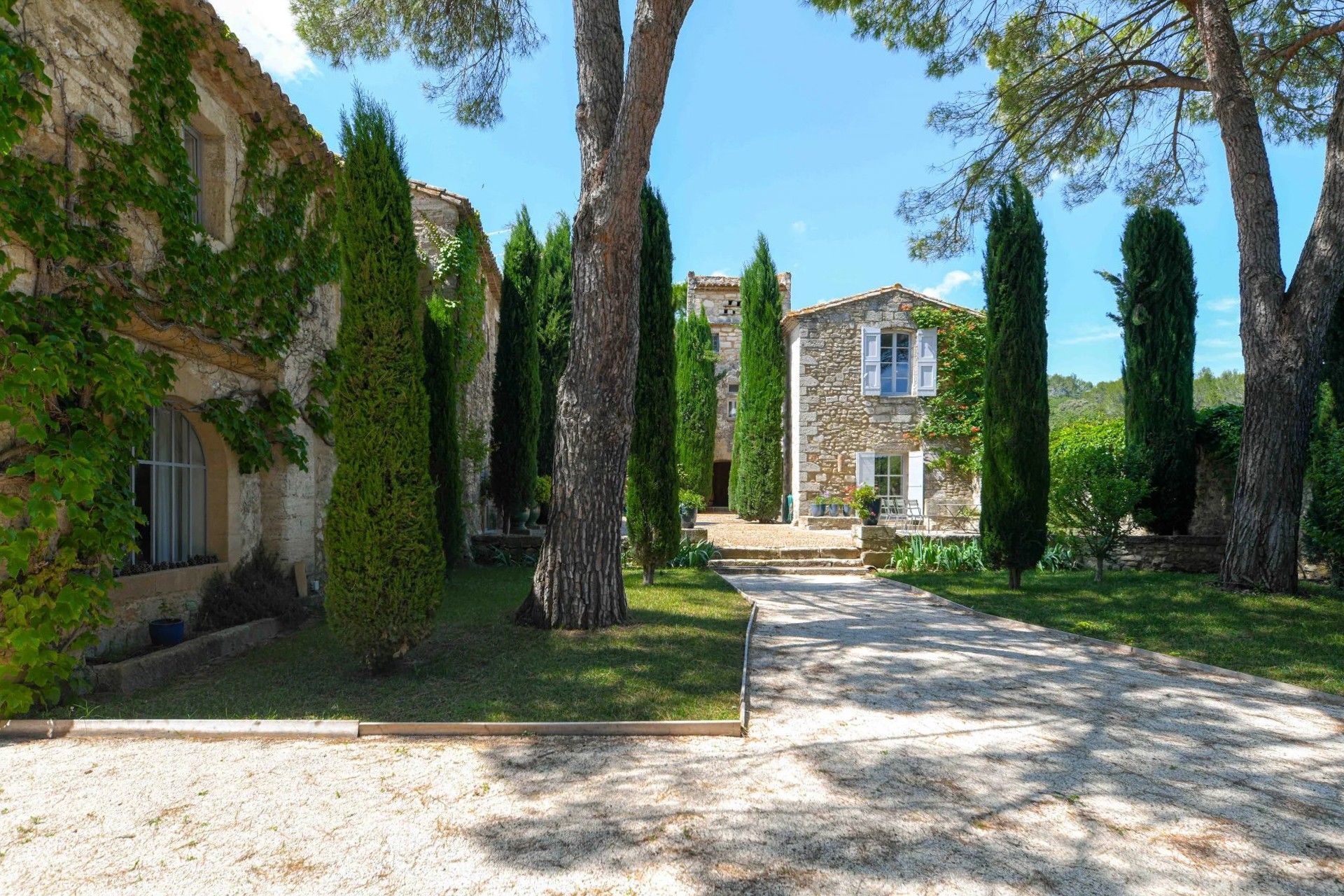 Immagini Villa provenzale del XVIII secolo in un ambiente naturale privato