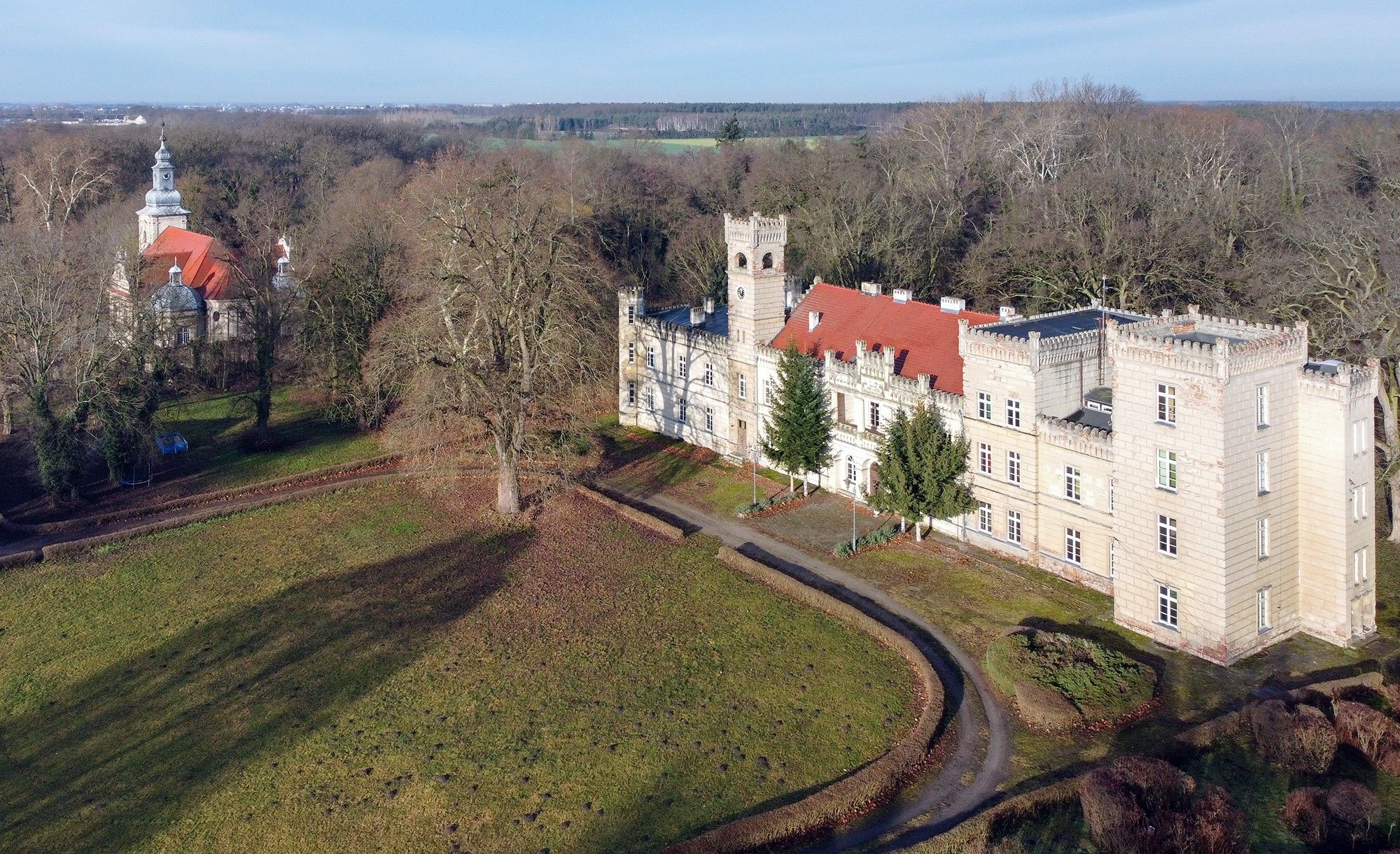 Immagini Villa padronale neogotica a Gościeszyn, vicino a Poznan