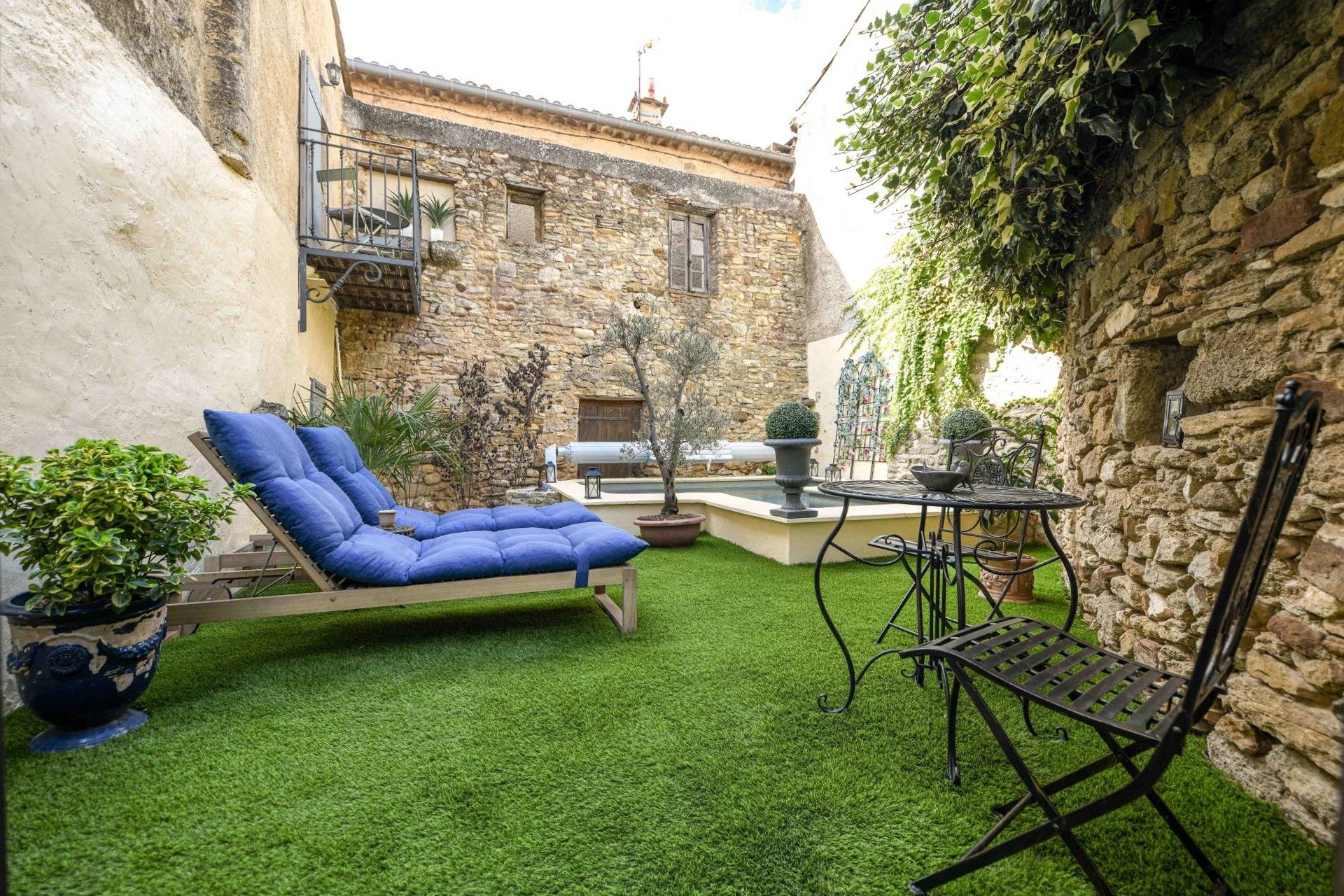 Immagini Casa storica con carattere, giardino privato e laghetto