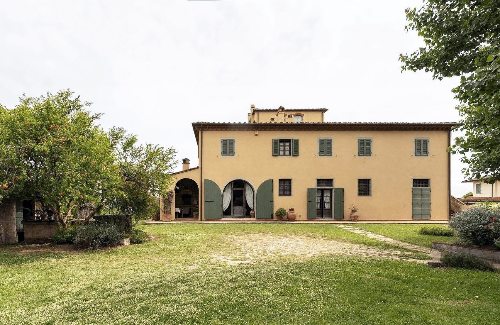 Immagini Casale toscano restaurato con grande terreno