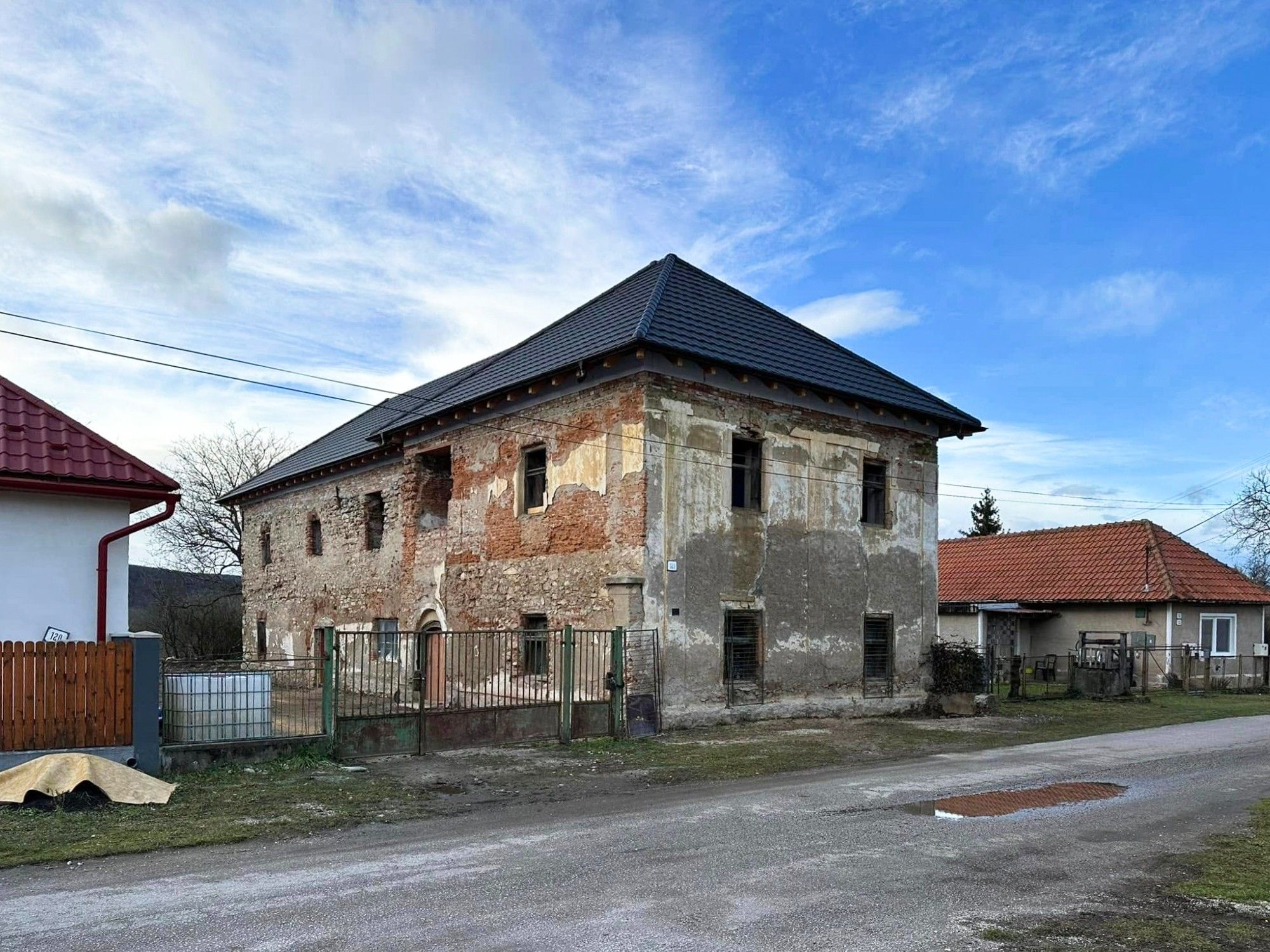 Immagini Casa padronale da ristrutturare nella Slovacchia occidentale