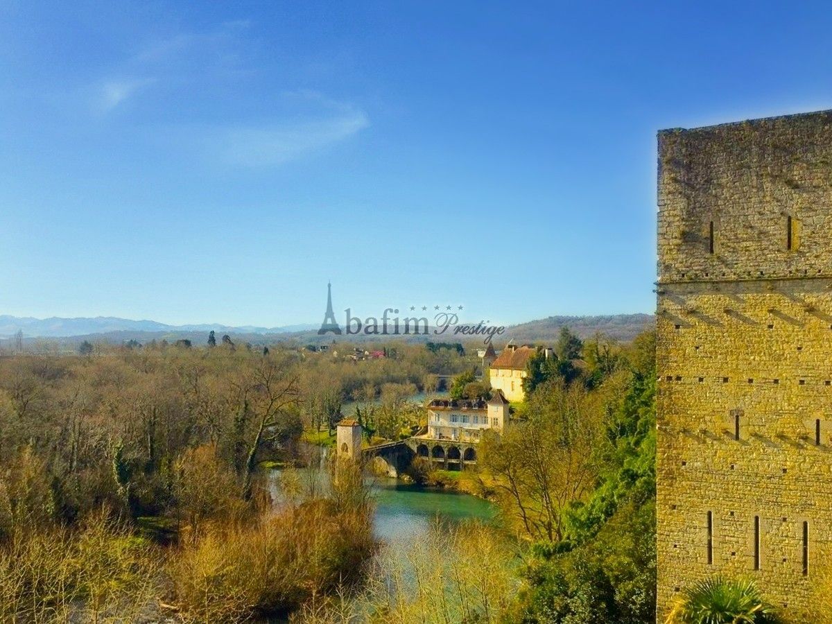 Immagini Edificio medievale nel centro di Sauveterre-de-Béarn