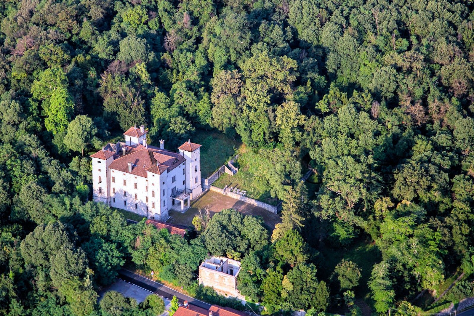 Immagini Castle with 110 hectars land, vineyards and wine production in northern Italy for sale