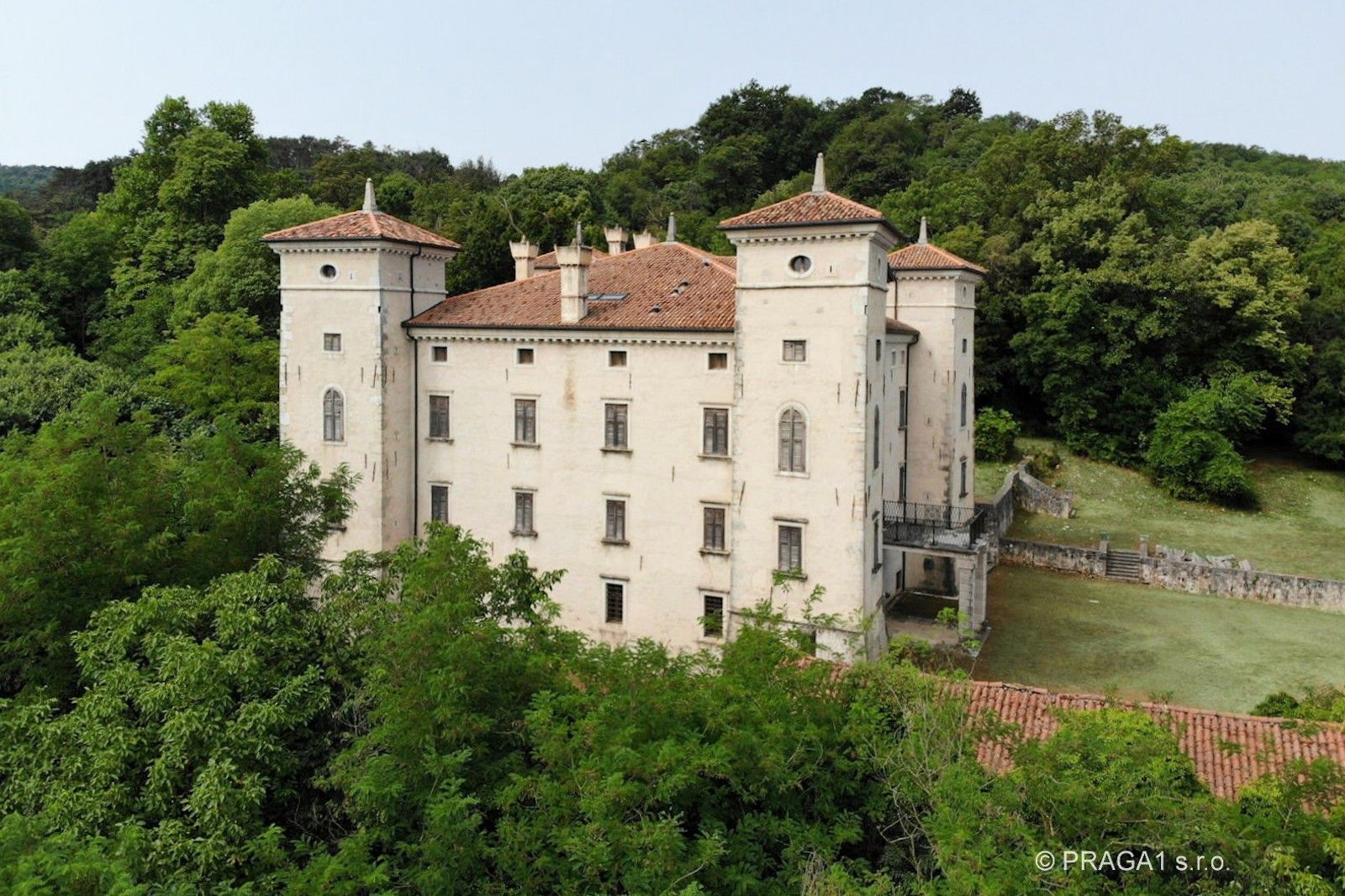 Immagini Castle with 110 hectars land, vineyards and wine production in northern Italy for sale