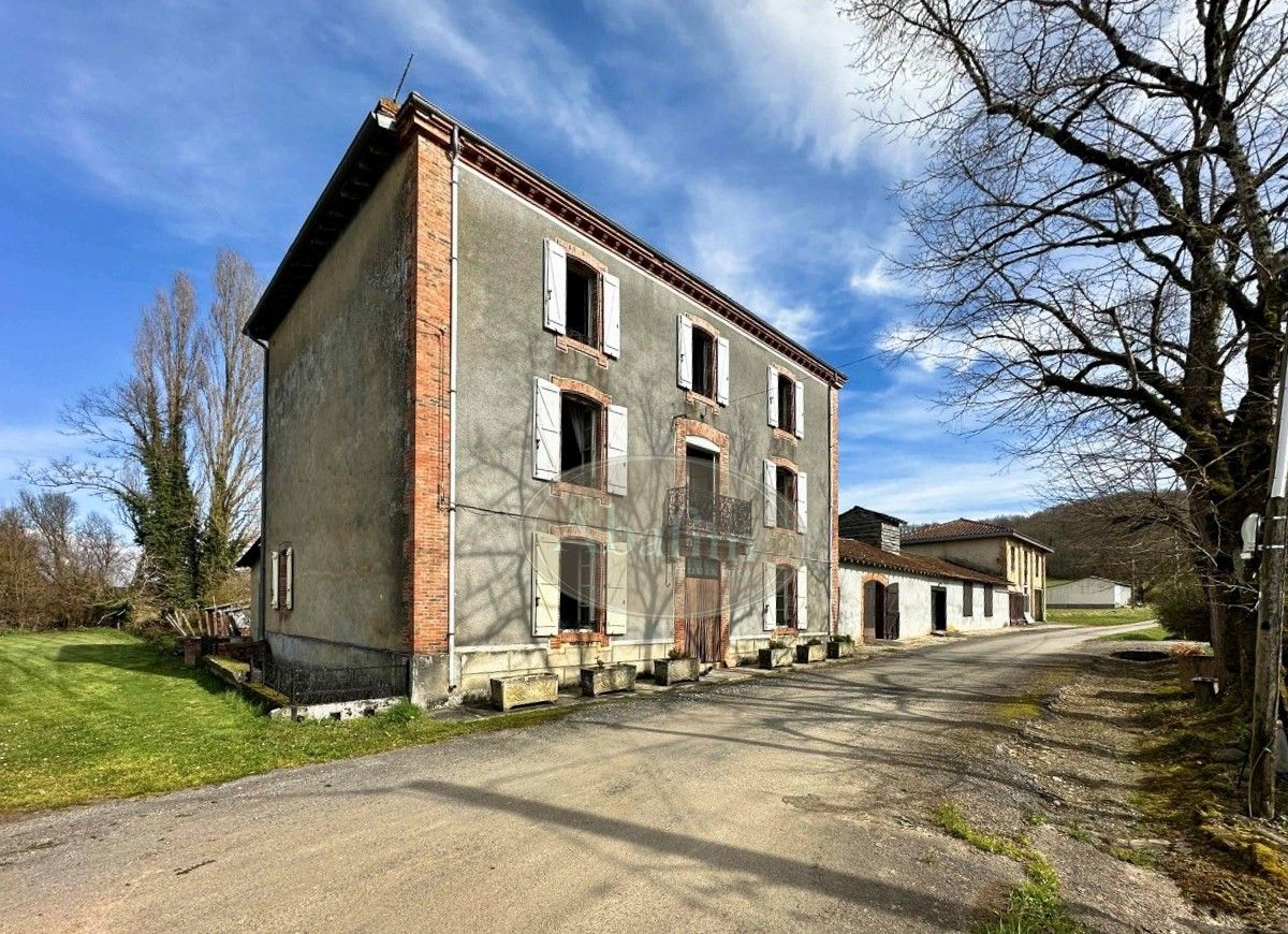 Immagini Affascinante Tenuta con giardino e annessi vicino a Boulogne-sur-Gesse