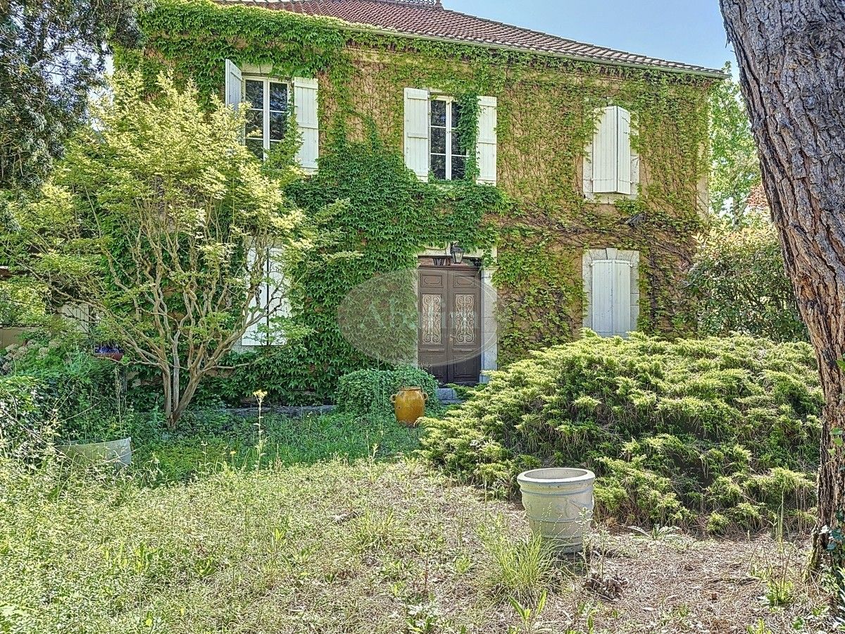 Immagini Casa di campagna borghese con ampio giardino vicino a Maubourguet