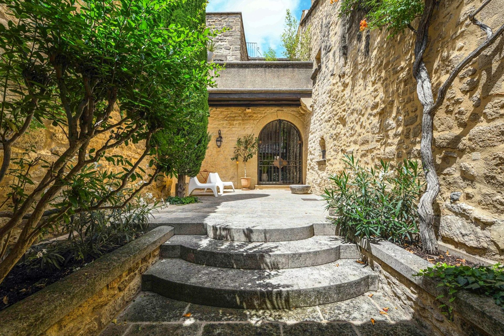 Immagini Elegante proprietà in pietra in un villaggio medievale con cortile privato e appartamento per gli ospiti