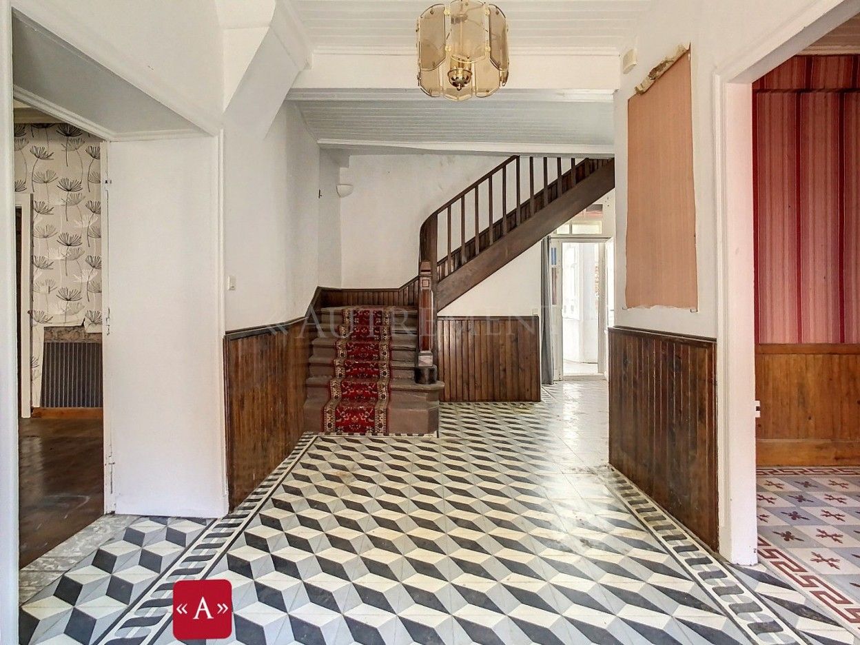 Immagini Elegante dimora storica a Bessières con giardino e dettagli d’epoca