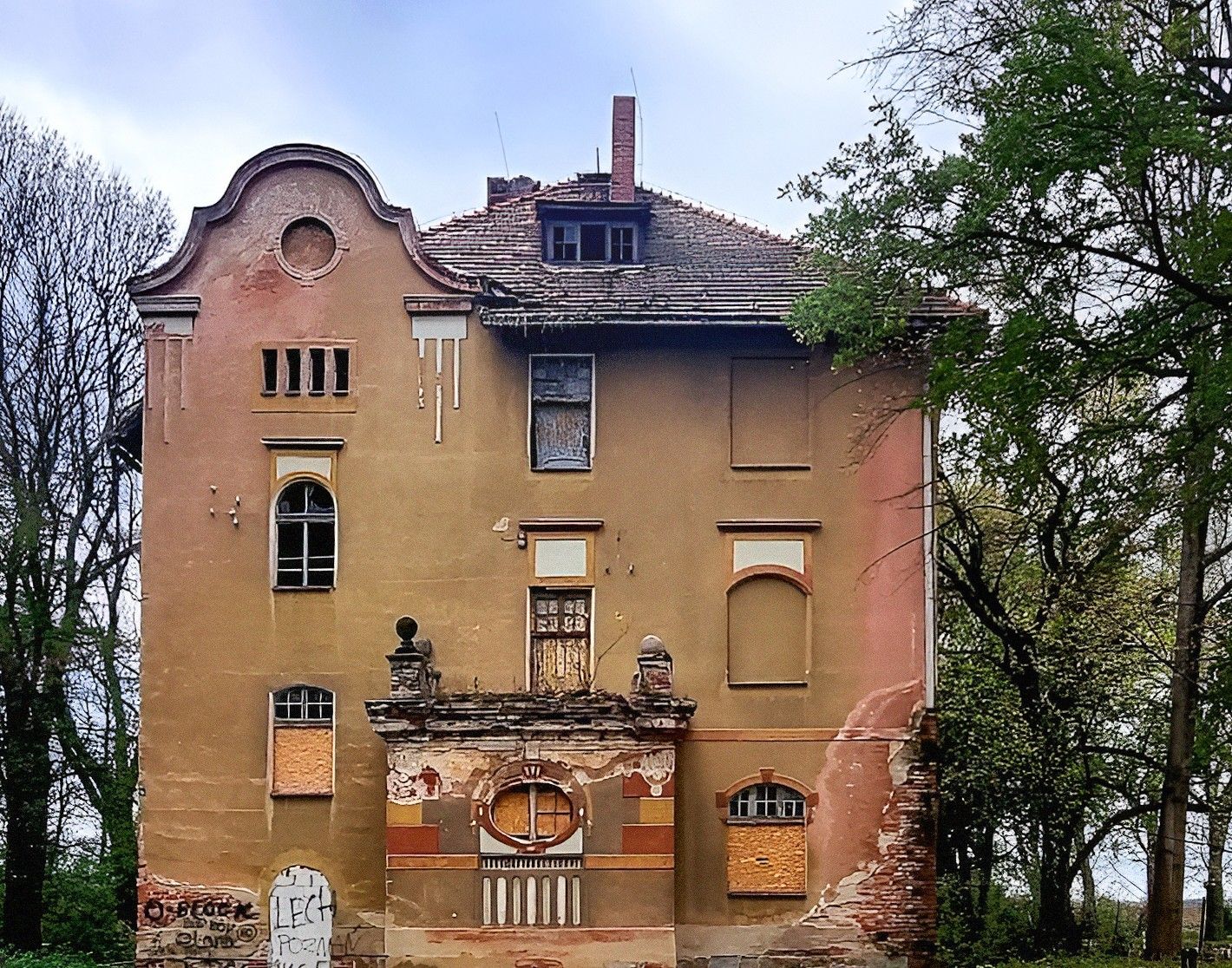 Immagini Terreno con antica dimora e piccolo parco