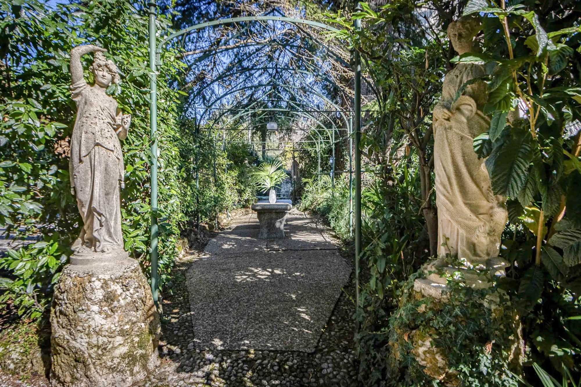 Immagini Villa storica di lusso a Como con parco e dependance