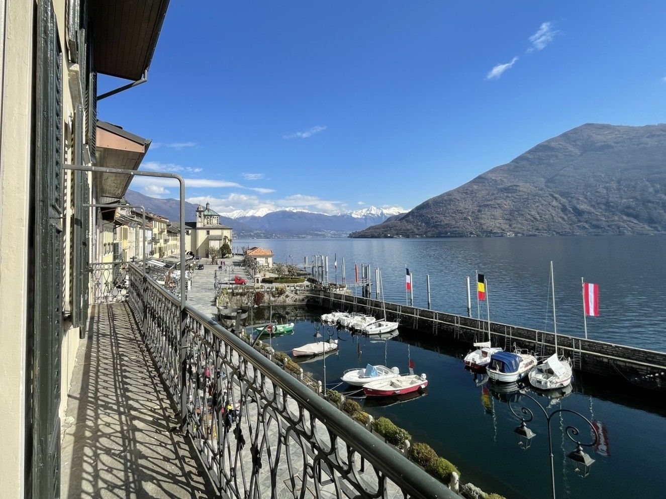 Immagini Elegante casa di città storica con splendida vista sul lago sul lungolago di Cannobio