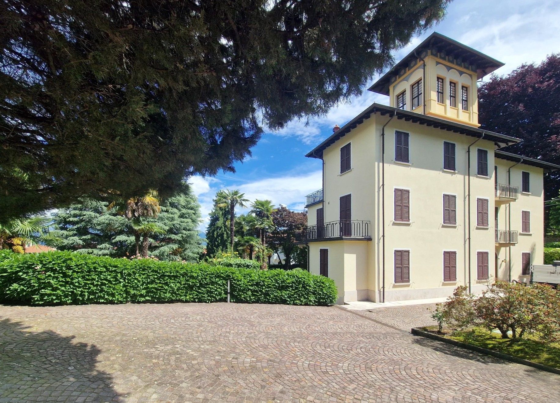 Immagini Villa con torre panoramica, vista lago e giardino nella città termale di Stresa