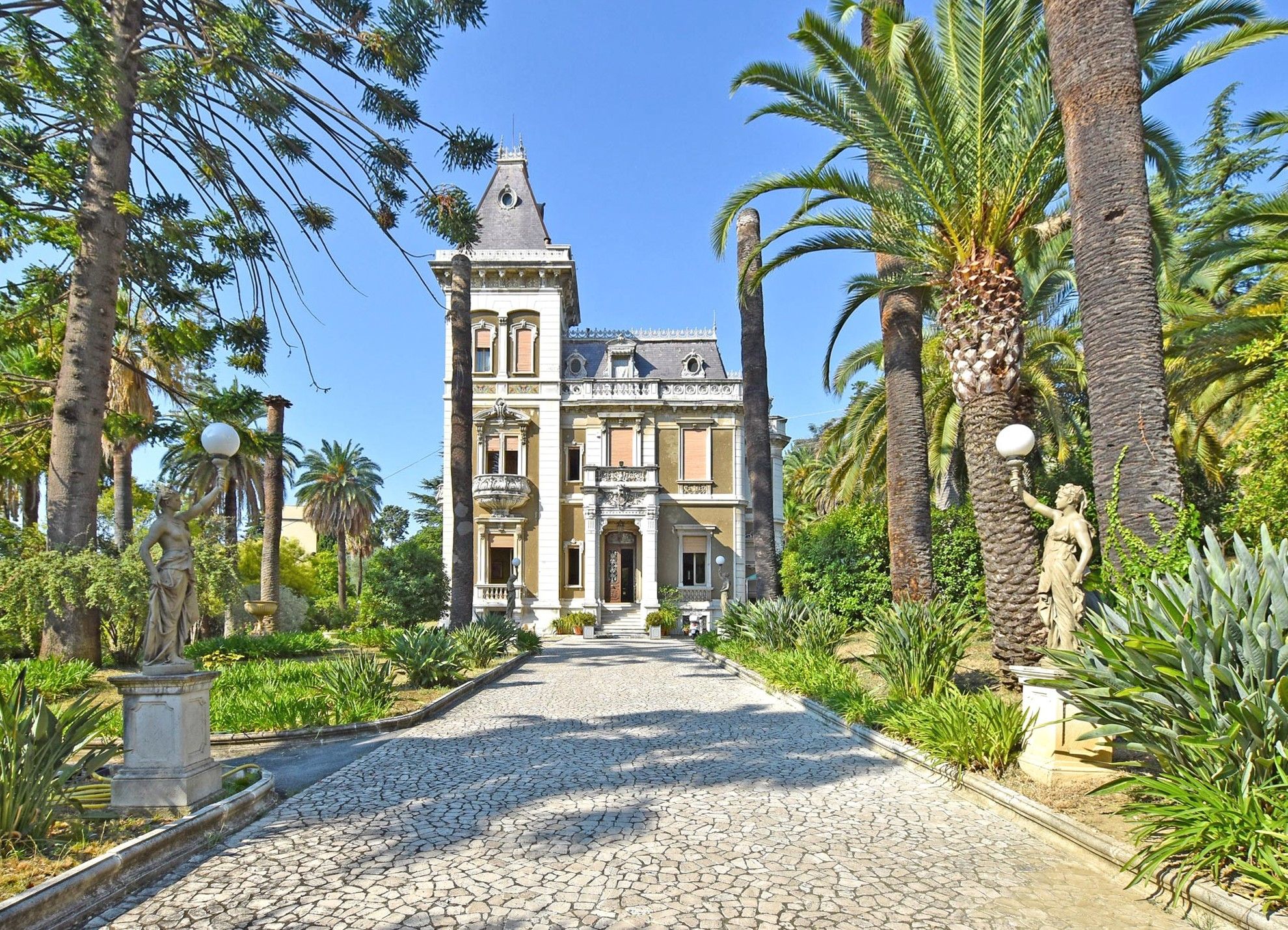 Immagini Proprietà storica con villa prestigiosa e vista sul mare