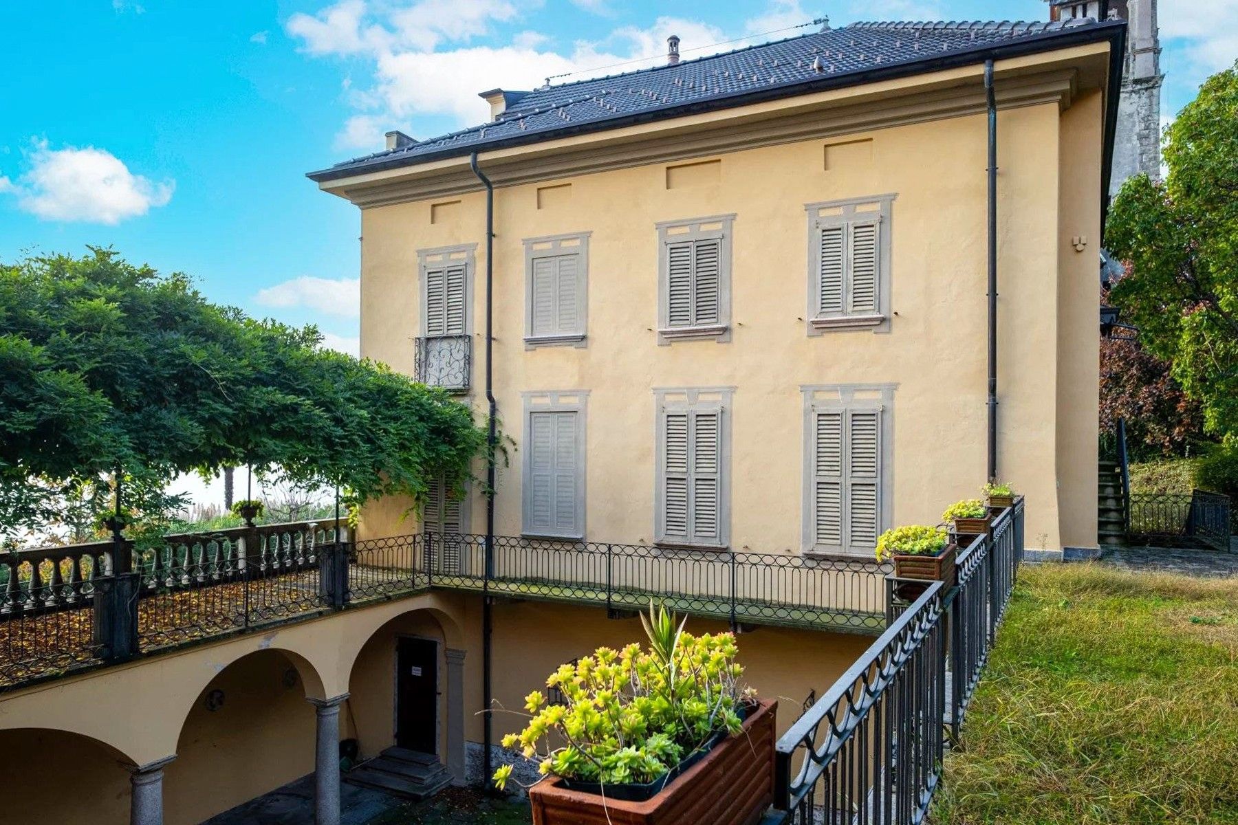 Immagini Villa storica con boutique hotel e progetto approvato sul Lago Maggiore
