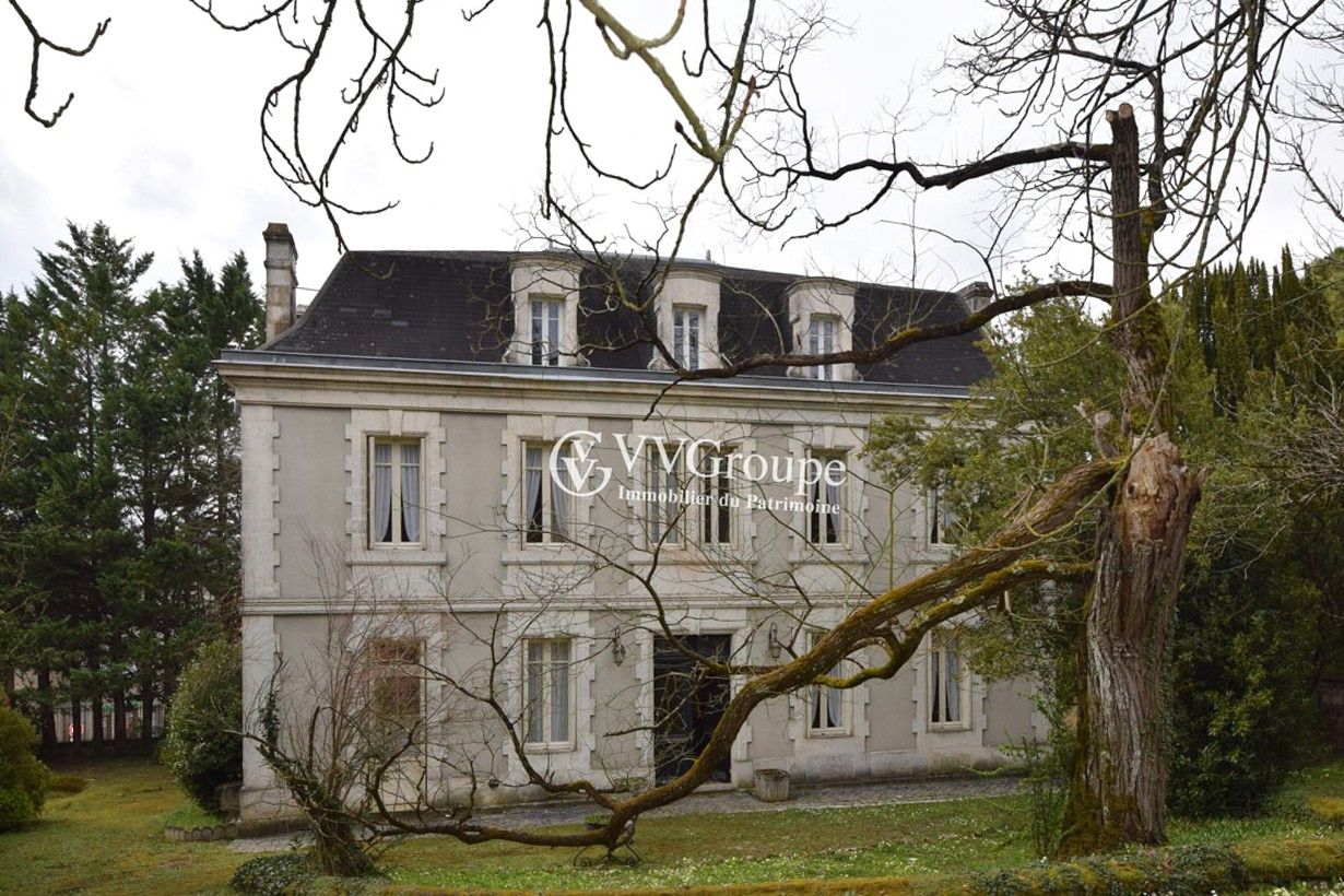 Immagini Villa storica del 1880 con giardino e dependance vicino ad Angoulême