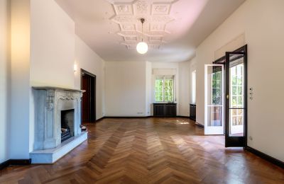 Villa storica in vendita Charlottenburg-Wilmersdorf, Westend, Berlino, Wohnzimmer mit Zugang zur Terrasse und Laubengang 