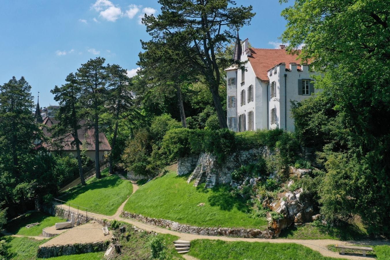 Immagini Villa storica con vista mozzafiato sul Lago di Bienne e giardino privato in Svizzera