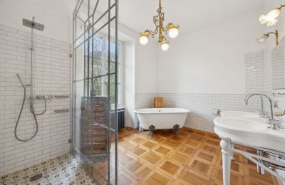 Villa storica in vendita Biel/Bienne, Alpenstrasse 95, Berna, Badezimmer mit freistehender Badewanne und begehbarer Dusche