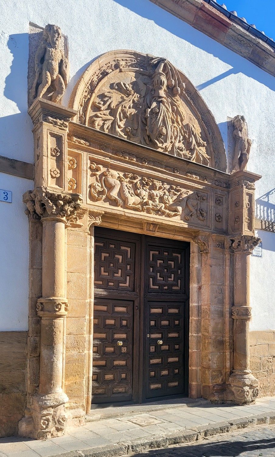 Immagini Palazzo Rinascimentale del XVI Secolo ad Almagro: Un Capolavoro Architettonico in Spagna