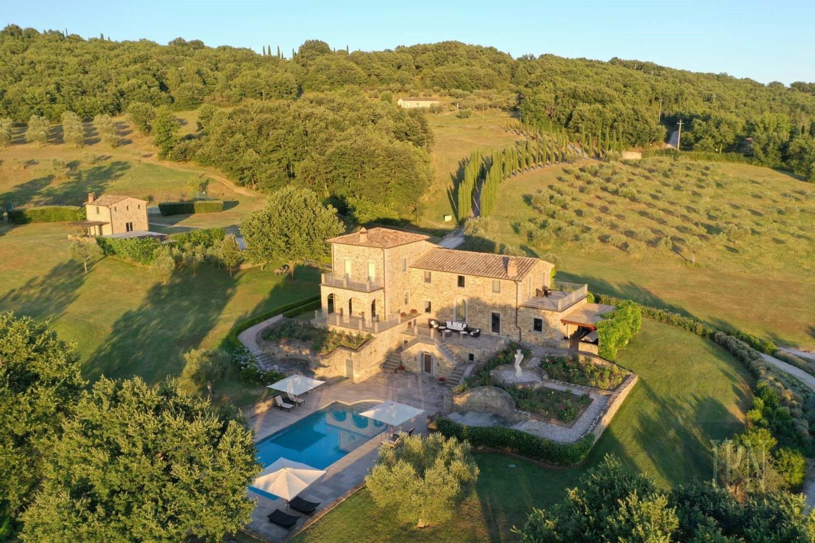 Immagini Tenuta panoramica in Umbria con villa padronale, case per gli ospiti e vista sulla Valle del Niccone