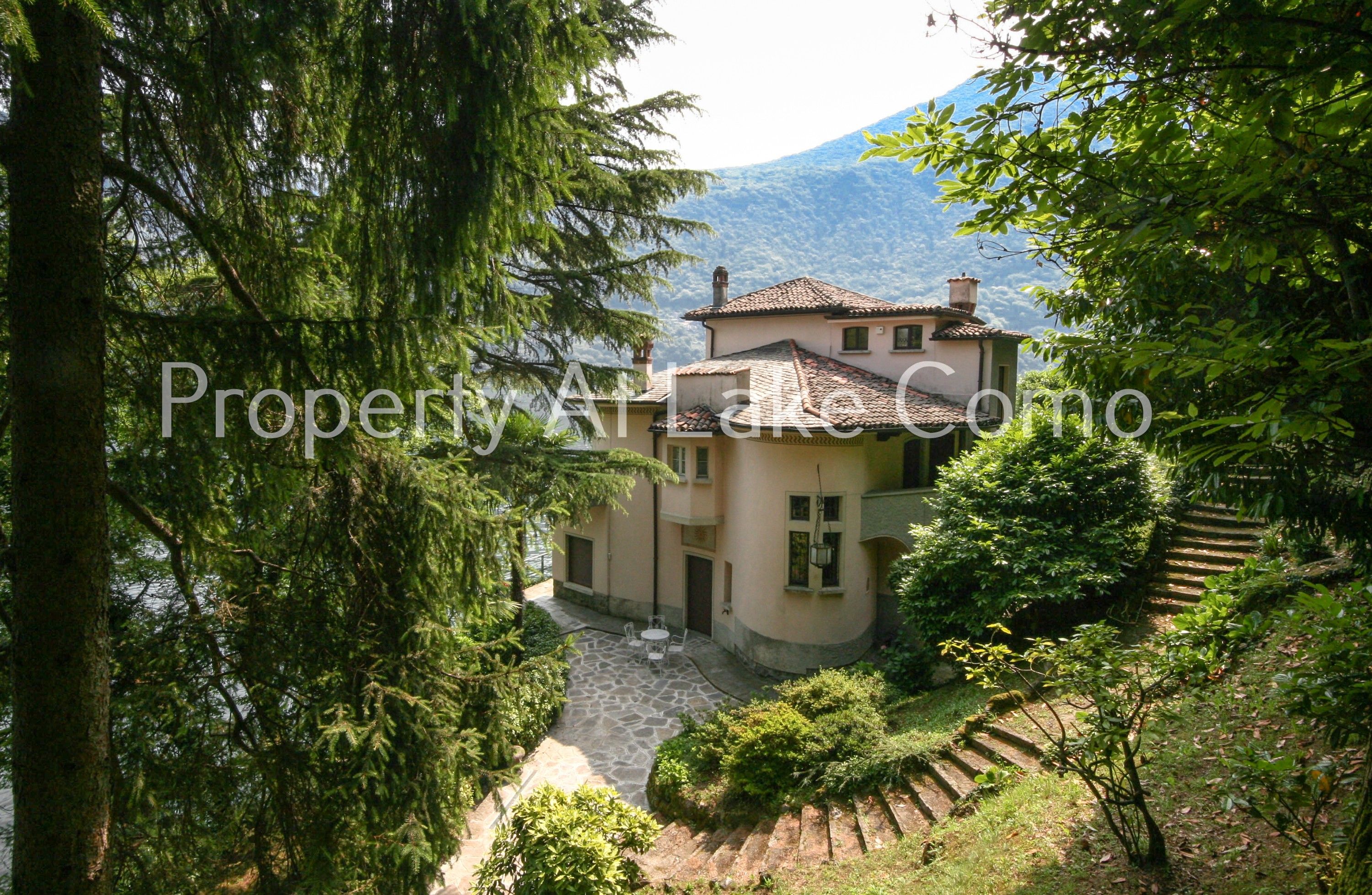 Immagini Esclusiva Villa Fronte Lago sul Lago di Como – Un’Occasione Unica