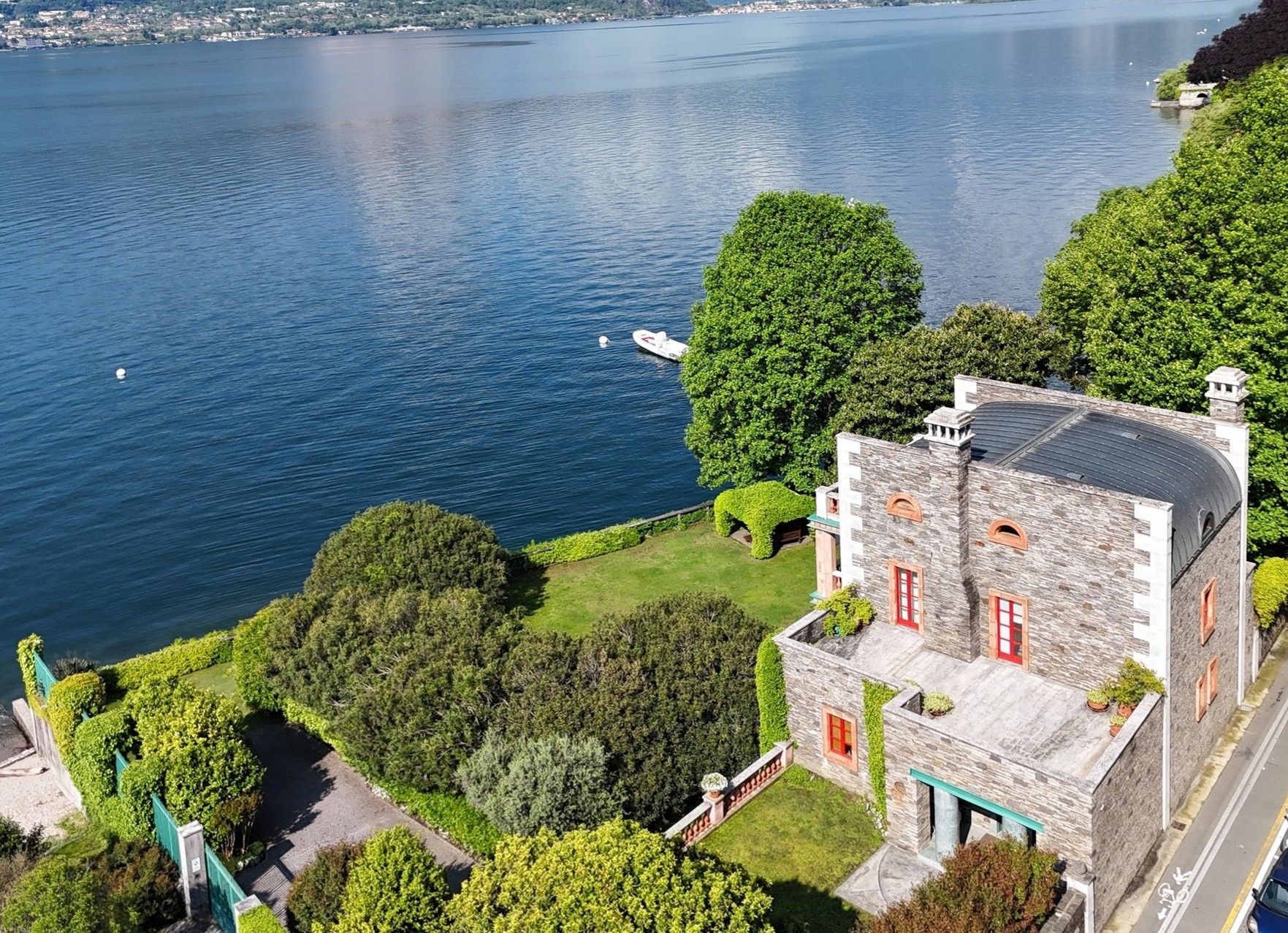 Immagini Villa storica fronte lago a Verbania con molo privato e vista sul Golfo Borromeo
