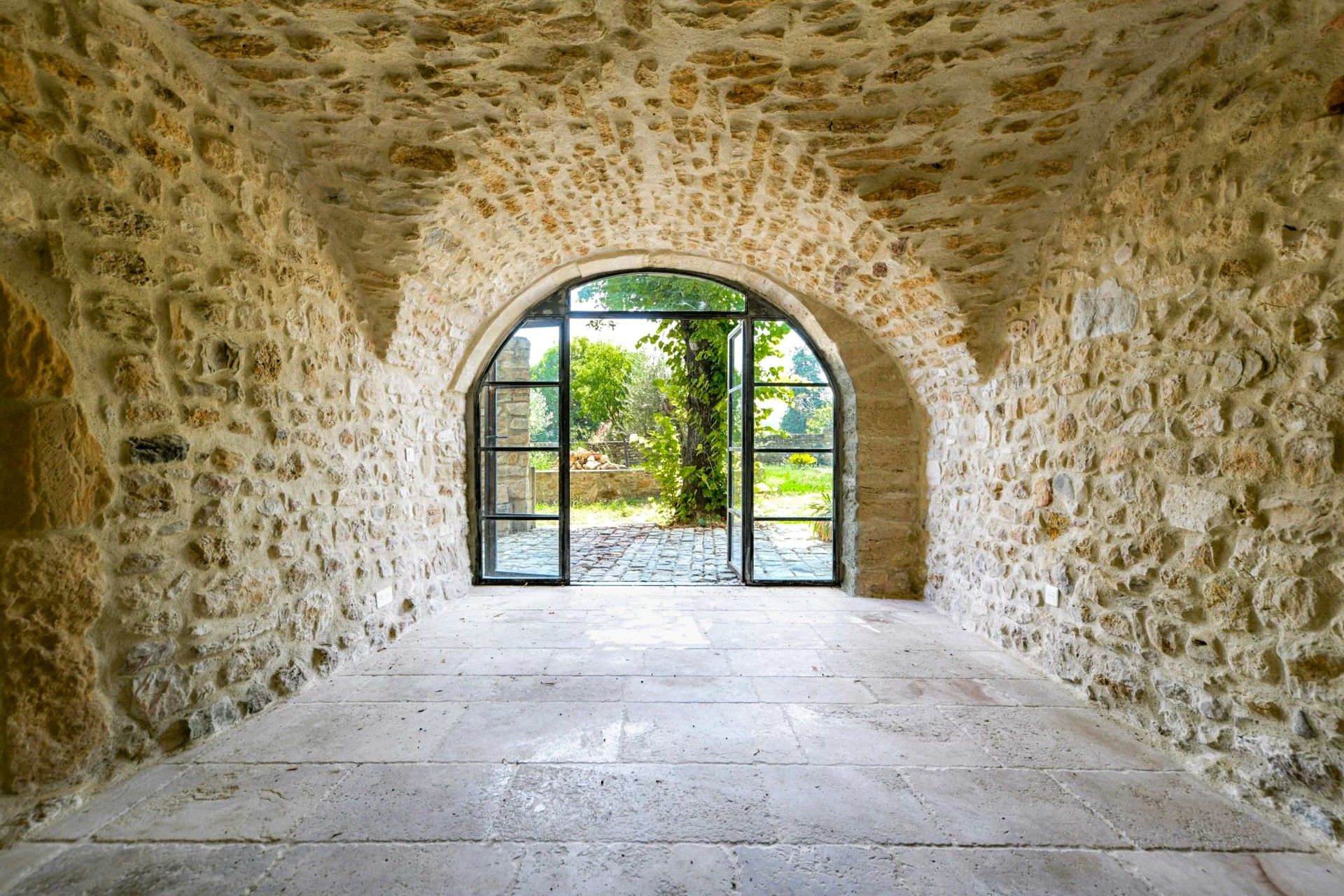 Immagini Proprietà storica vicino a Uzès con giardino, piscina e potenziale di sviluppo