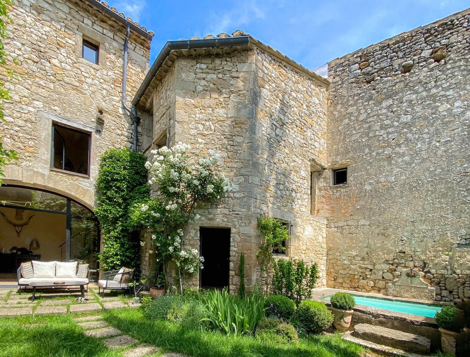 Immagini Rifugio in pietra con giardino privato e fascino mediterraneo