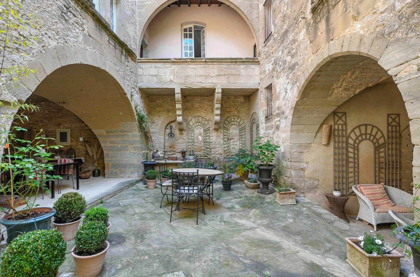 Immagini Dimora storica autentica con cortile e interni eleganti vicino a Uzès