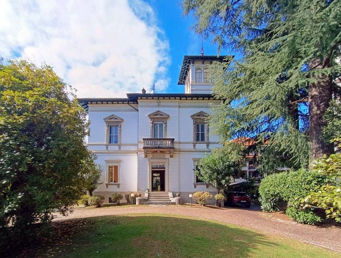 Immagini Appartamento in villa storica con parco, piscina e garage nel centro di Verbania Pallanza