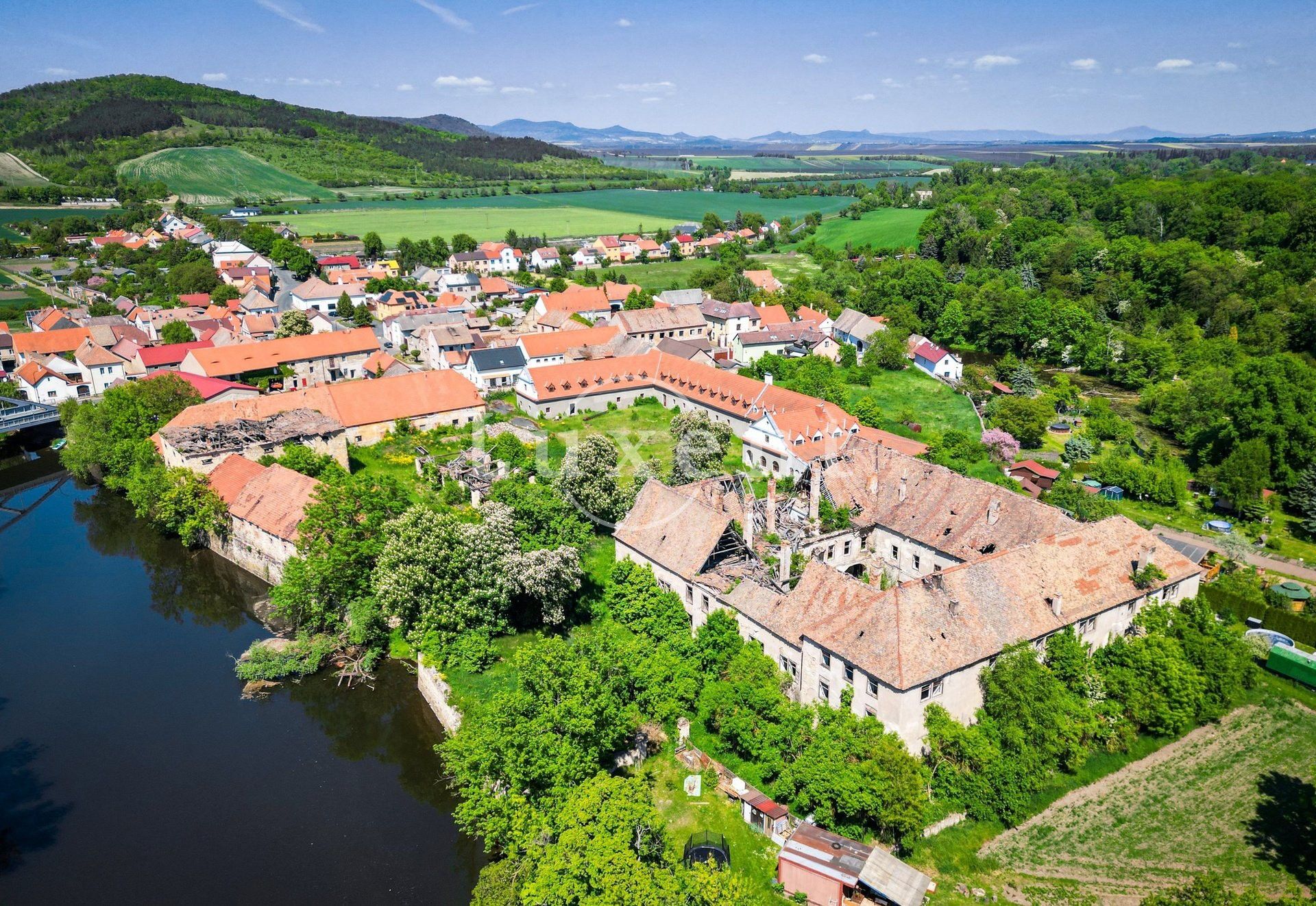 Immagini Castello barocco lungo l’Ohře con corte interna e fabbricati rurali