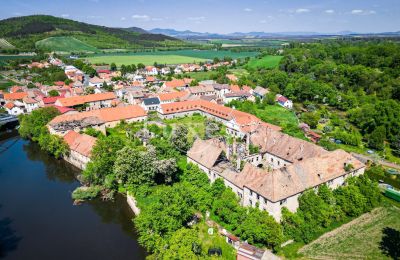 Immobili di carattere, Castello barocco lungo l’Ohře con corte interna e fabbricati rurali