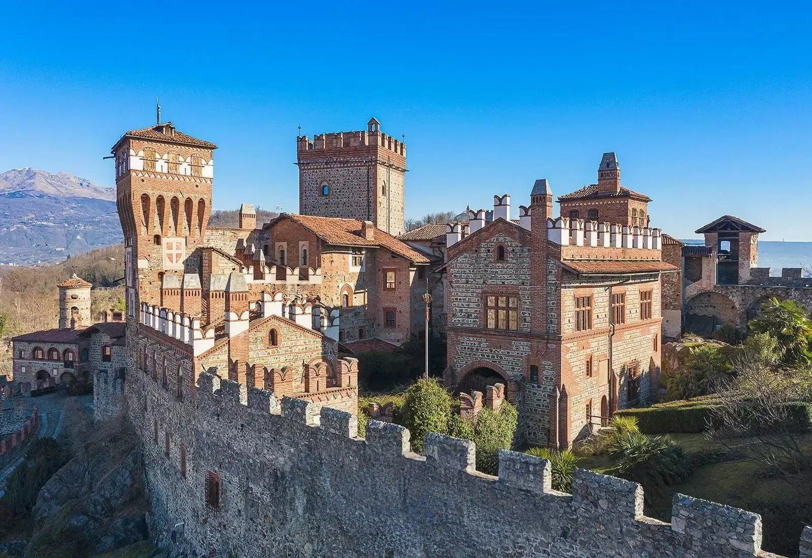 Immagini Castello in Piemonte con struttura ricettiva attiva e 40 ettari di terreno