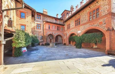 Castello medievale in vendita Pavone Canavese, Piemonte, Cortile