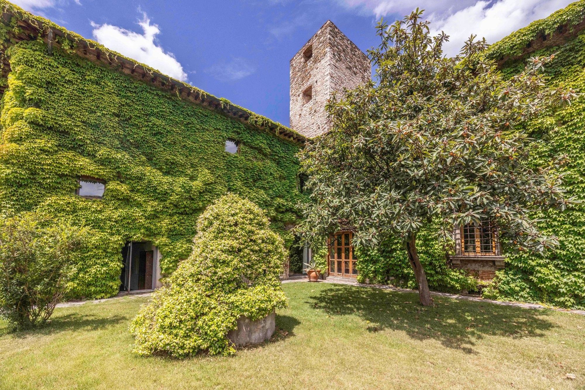 Immagini Villa storica in Toscana con torre, giardino e vista su Firenze
