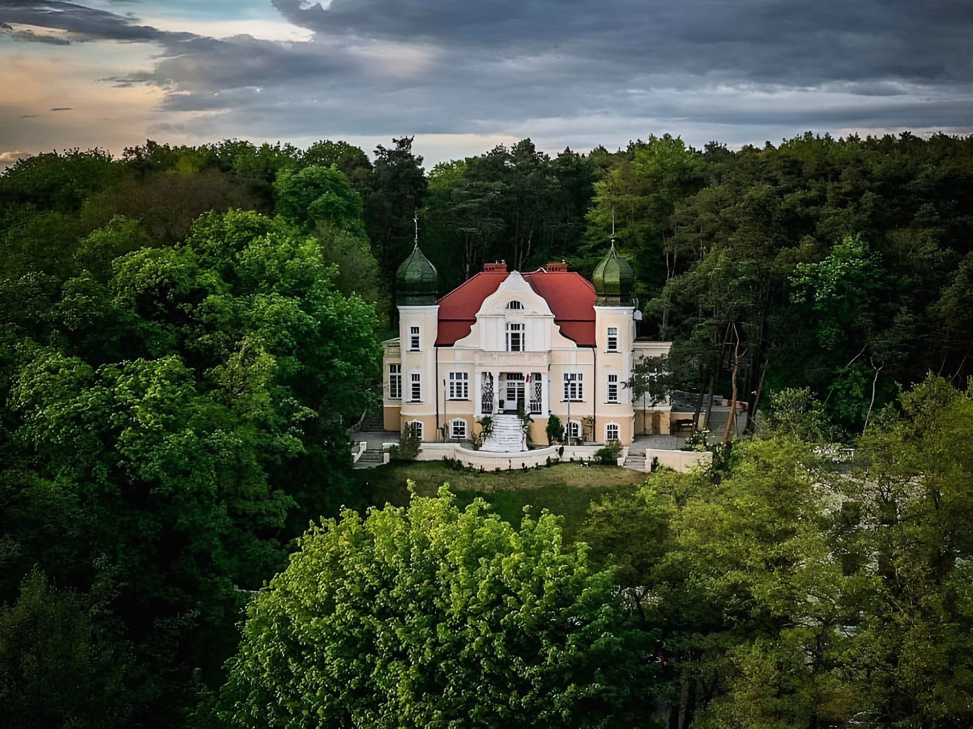 Immagini Villa Dülfer a Barlinek – dimora neoclassica restaurata