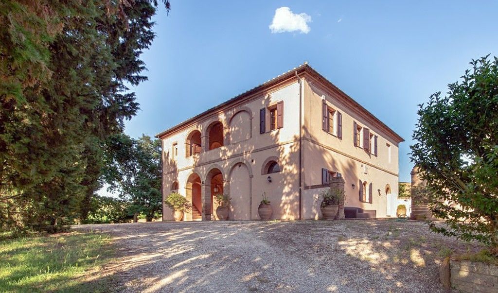 Immagini Villa Montelupi con piscina e vista sulla Val di Chiana