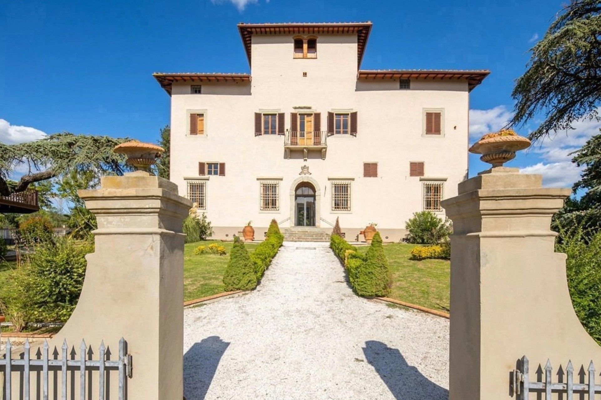 Immagini Villa storica in Toscana vicino a Firenze con parco spa e vista panoramica