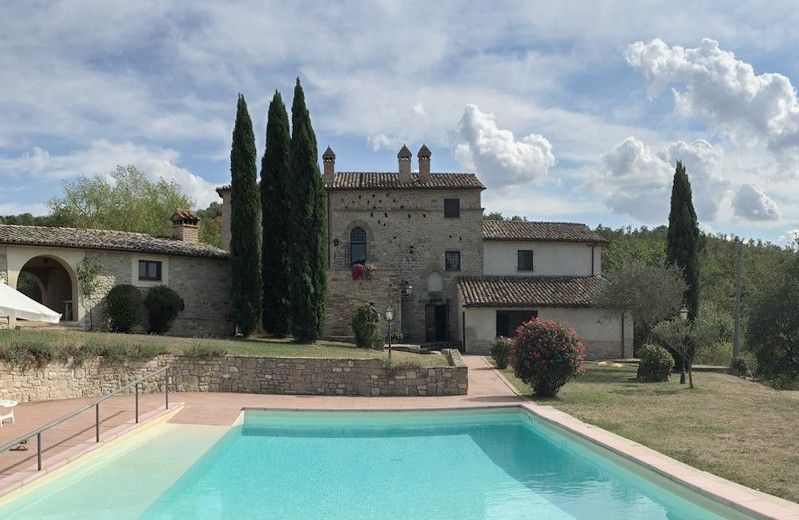 Immagini Villa di campagna nella valle del Niccone con vista aperta, terreno curato e annessi