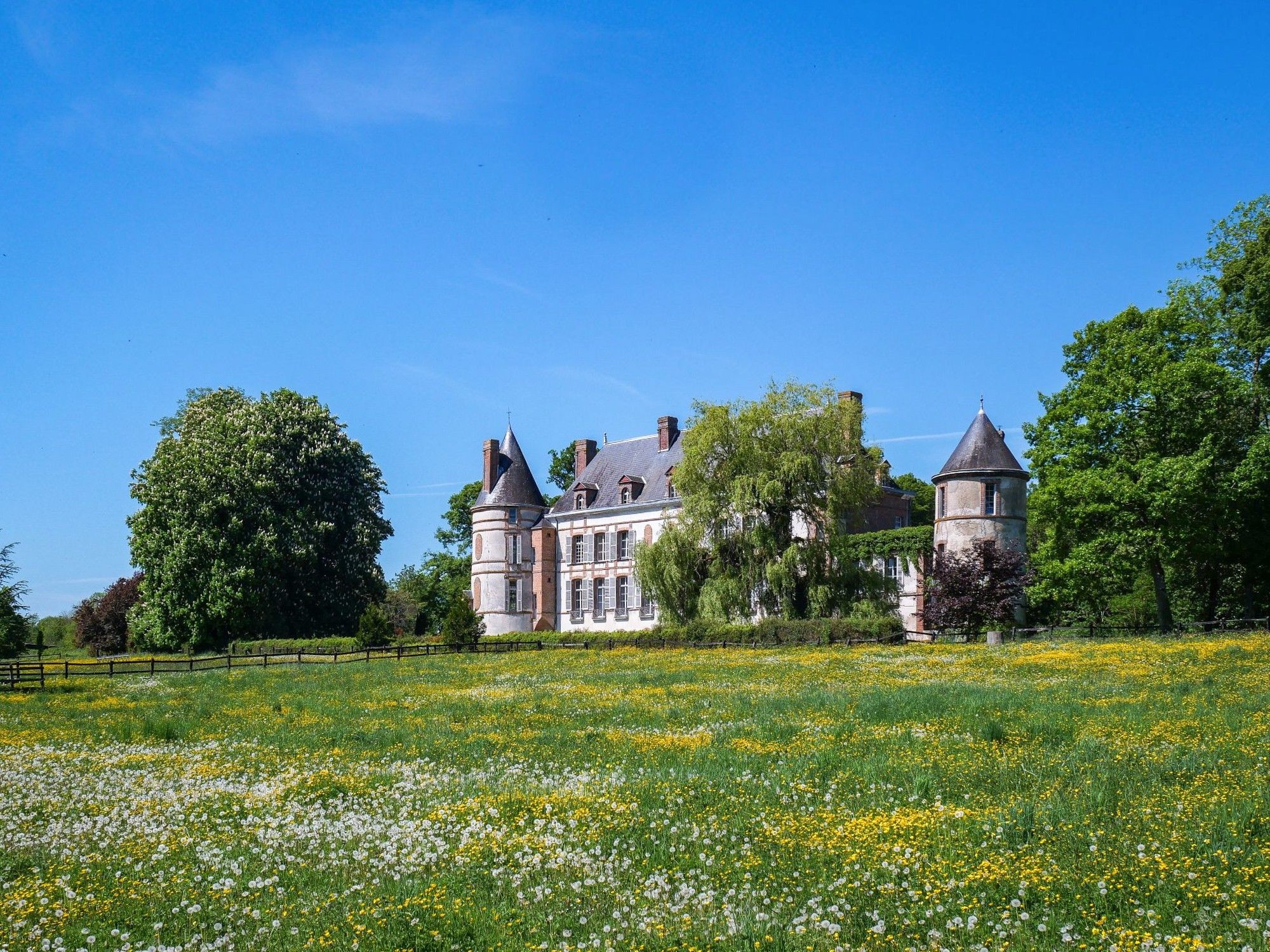 Immagini Castello Louis XIII in vendita vicino a Parigi con 158 ettari di parco e terreni agricoli