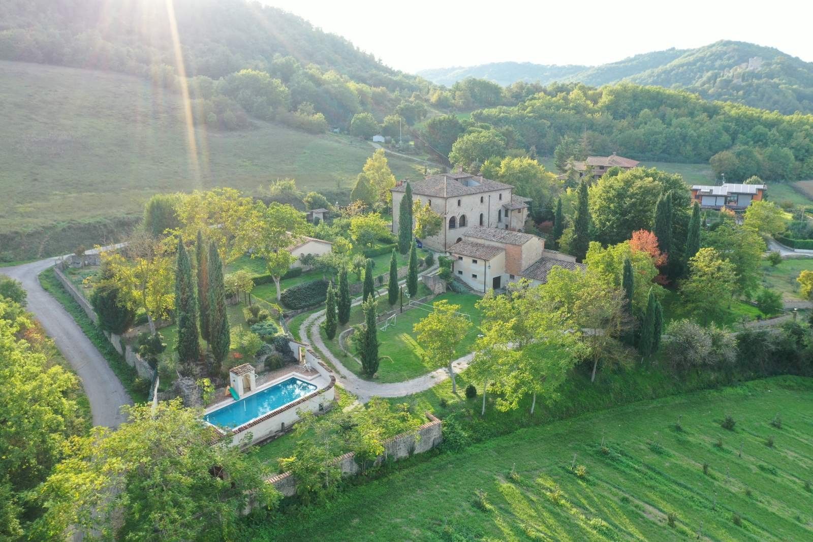 Immagini Villa di campagna con vigneto e piscina al confine tra Umbria e Toscana