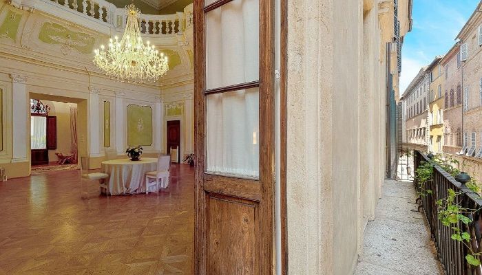 Palazzo nel centro storico di Siena – Residenza di 700 mq con salone da ballo e stucchi rocaille