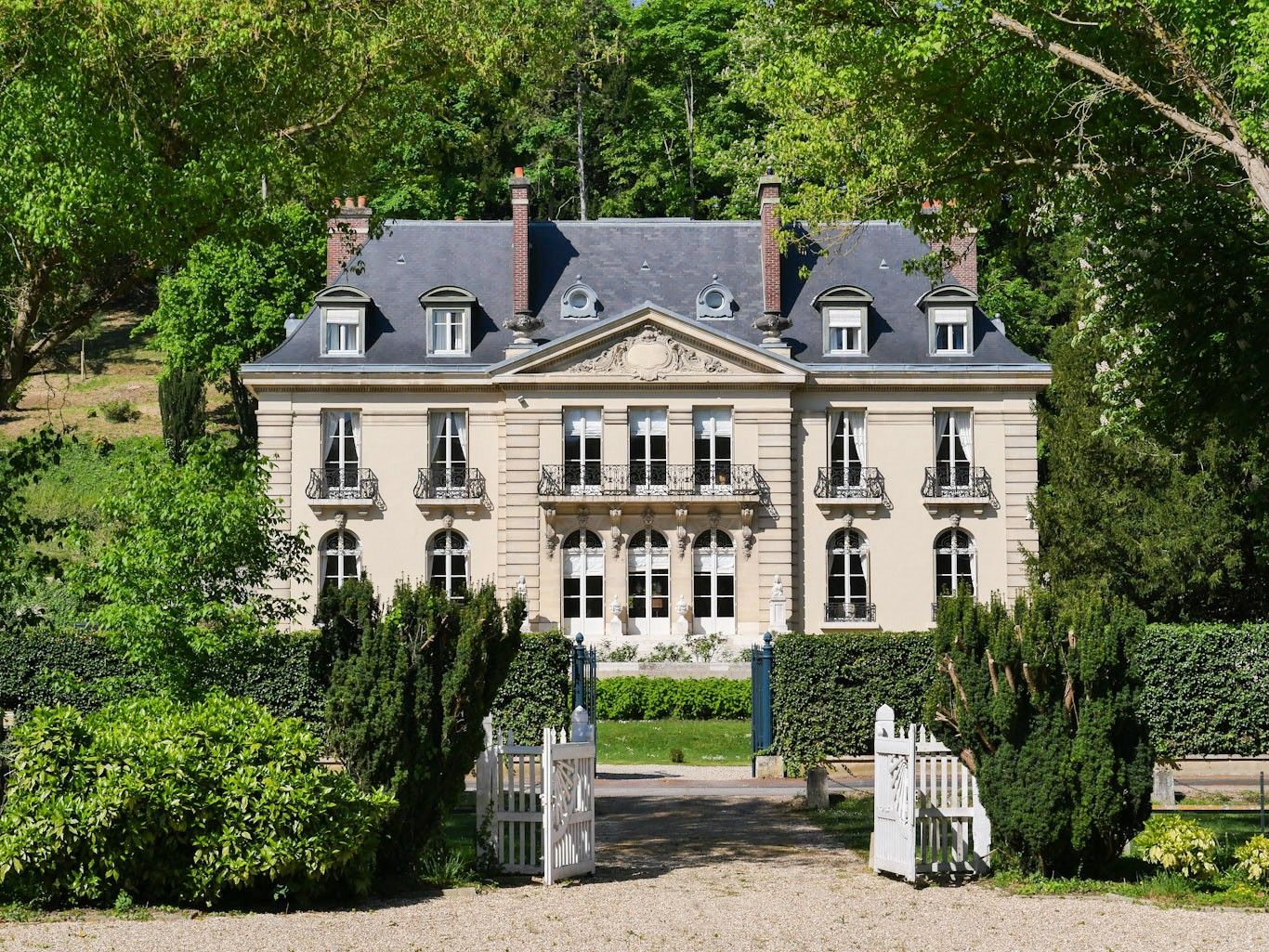 Immagini Château neoclassico vicino a Giverny in Normandia con parco storico e saloni monumentali