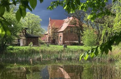 Immobili storici, Casa padronale con parco storico e stagno nella regione dei laghi del Meclemburgo