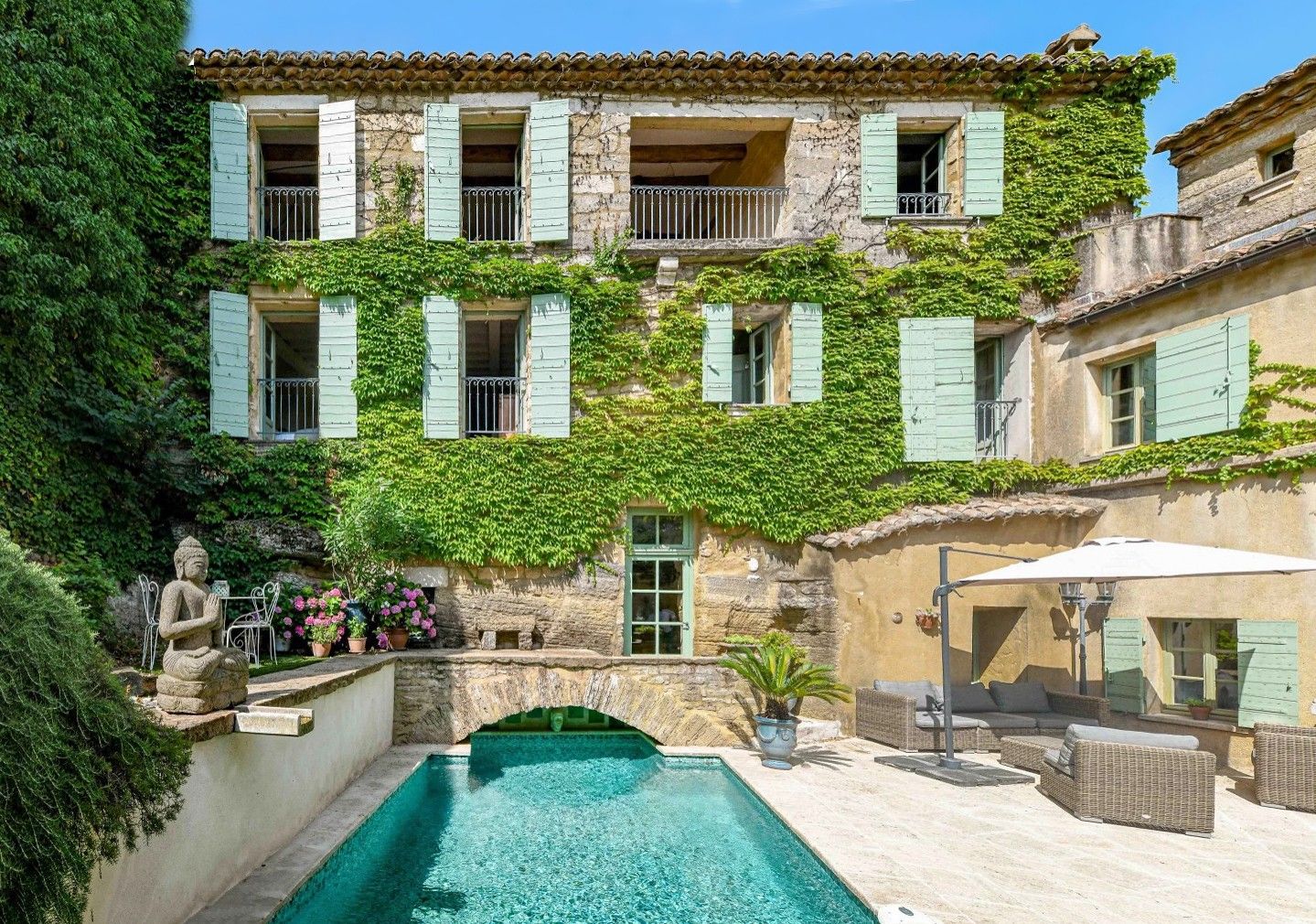 Immagini Residenza borghese vicino a Uzès dei secoli XVI e XIX con giardino e piscina