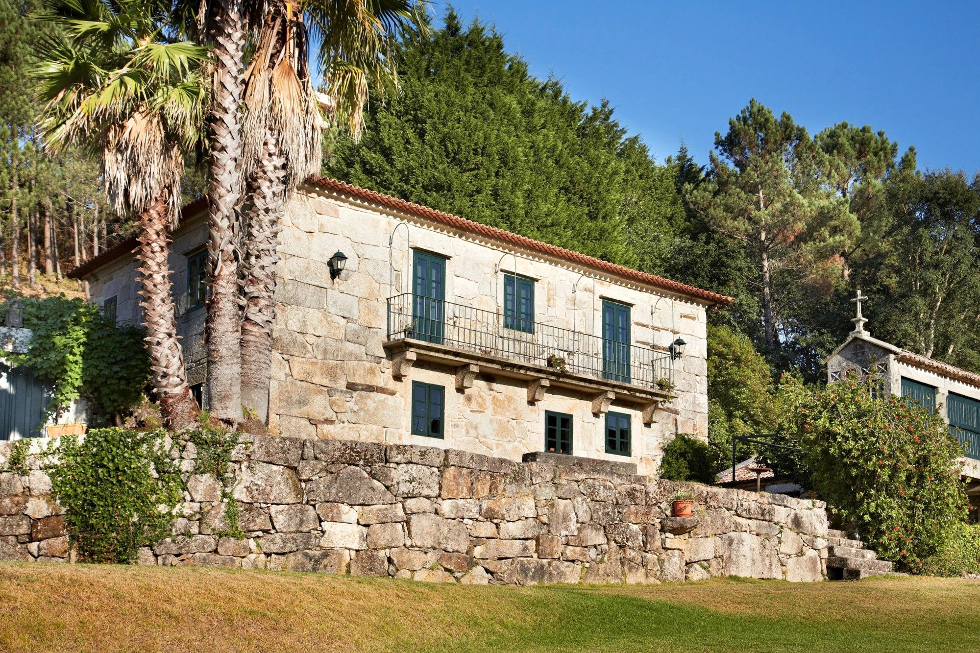 Immagini Antica casa parrocchiale in Galizia con terreno di 11.000 m², cappella e piscina