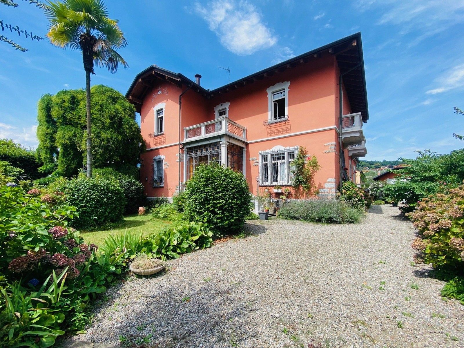 Immagini Villa storica in stile Liberty con giardino privato nel cuore di Verbania Intra