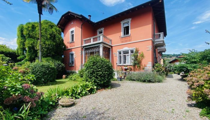 Villa storica in stile Liberty con giardino privato nel cuore di Verbania Intra