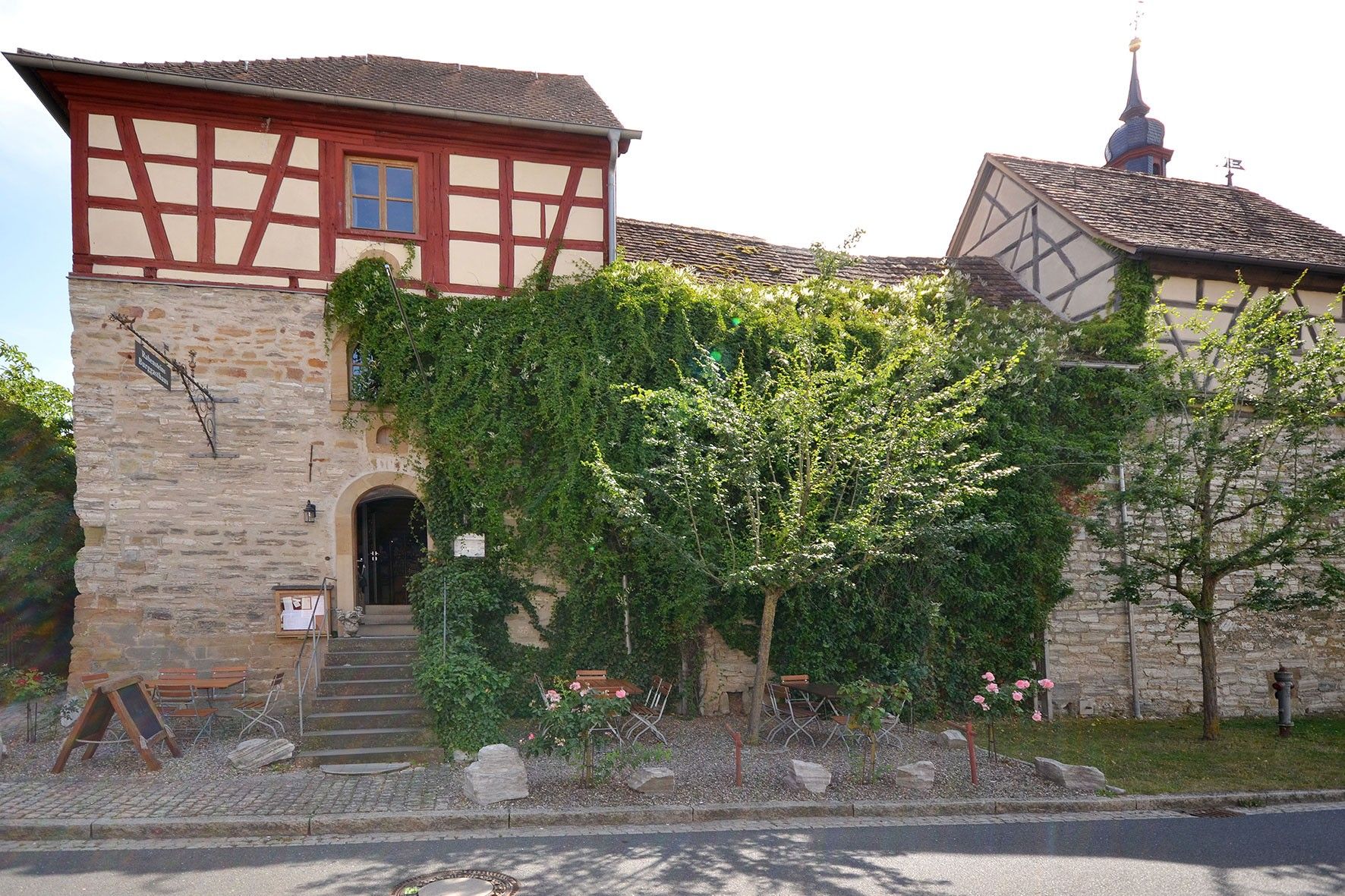 Immagini Complesso fortificato storico con annessi vicino a Ellingen, Germania