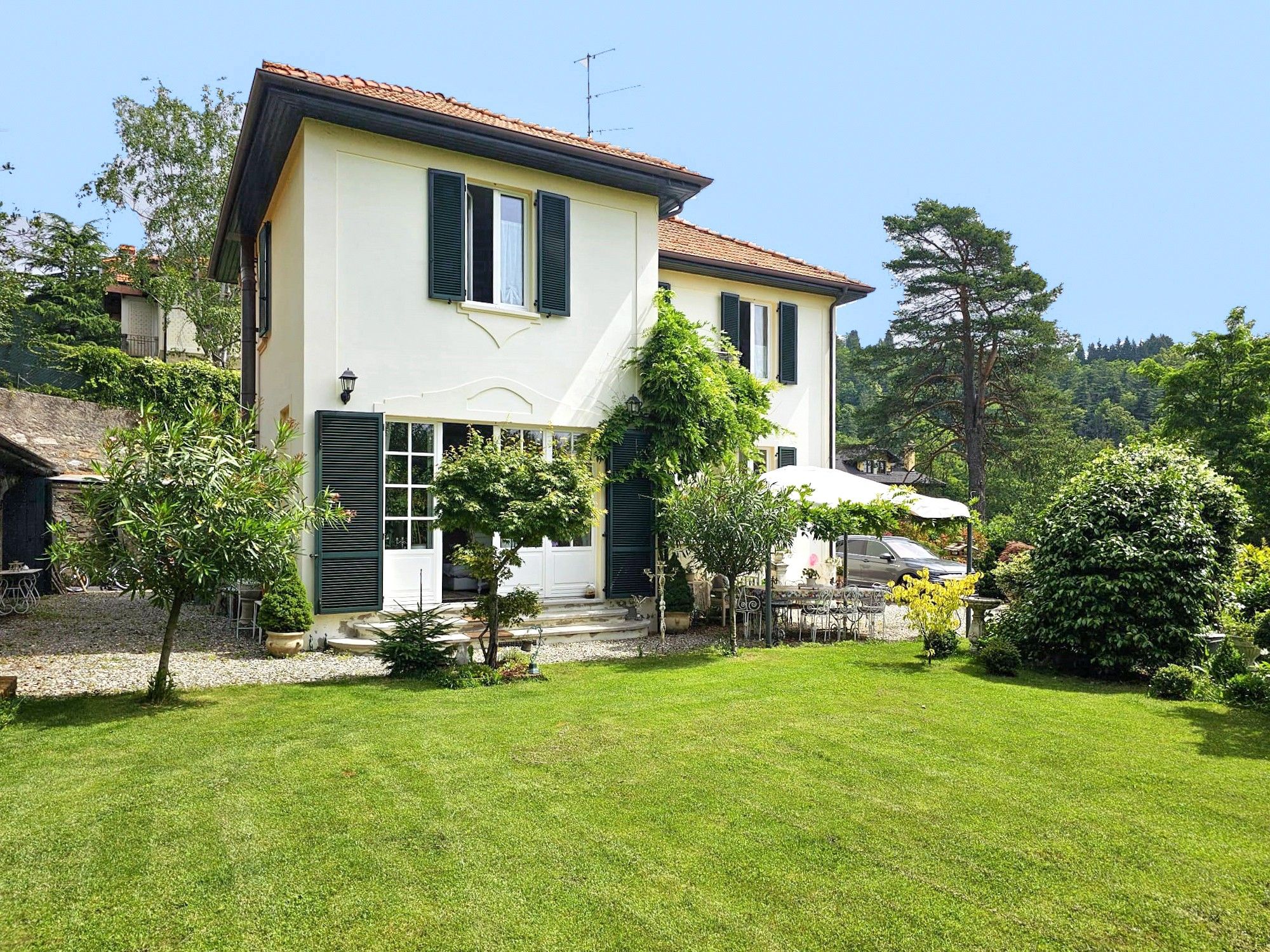 Immagini Villa d'epoca sopra Verbania con giardino mozzafiato